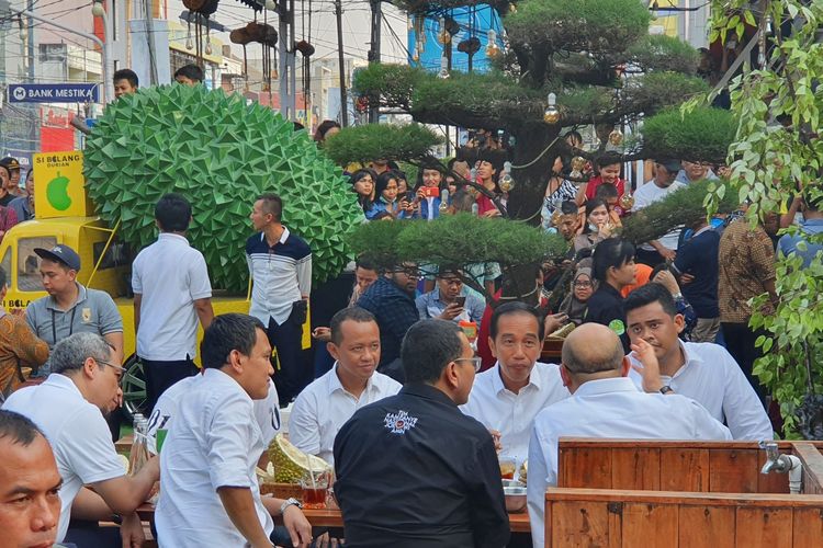 Terlihat Mesra Jokowi dan Iriana Lagi Makan Durian di Medan